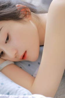 双腿挂他肩上撞击轻哼